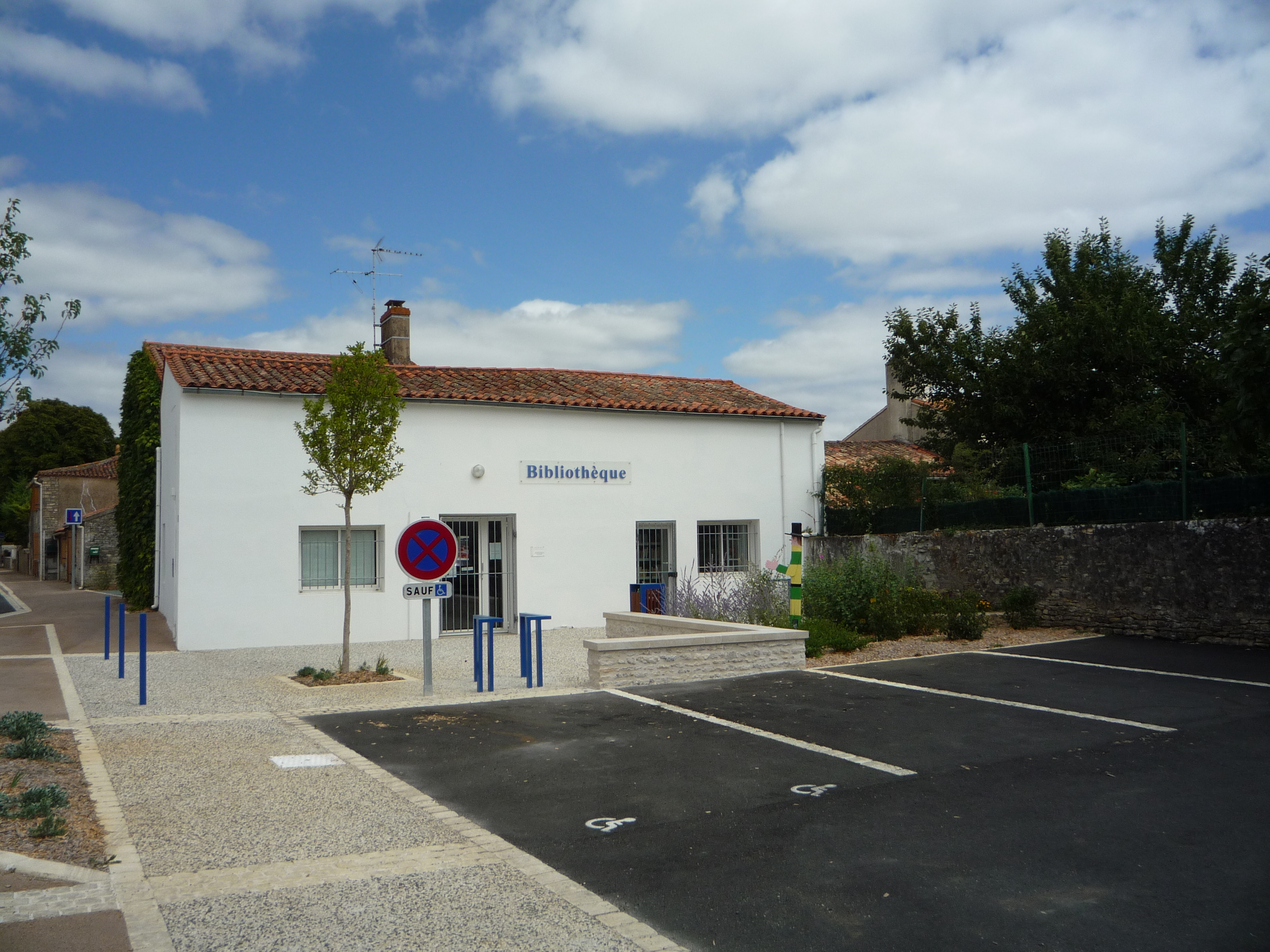 Facade de la bibliothèque municipale de Sainte Radégonde-des-Noyers