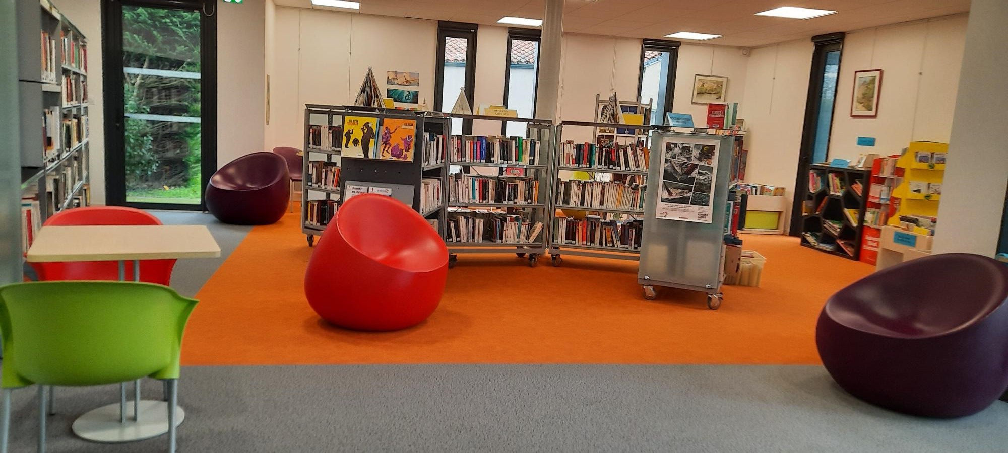 Intérieur de la bibliothèque municipale de Château-Guibert