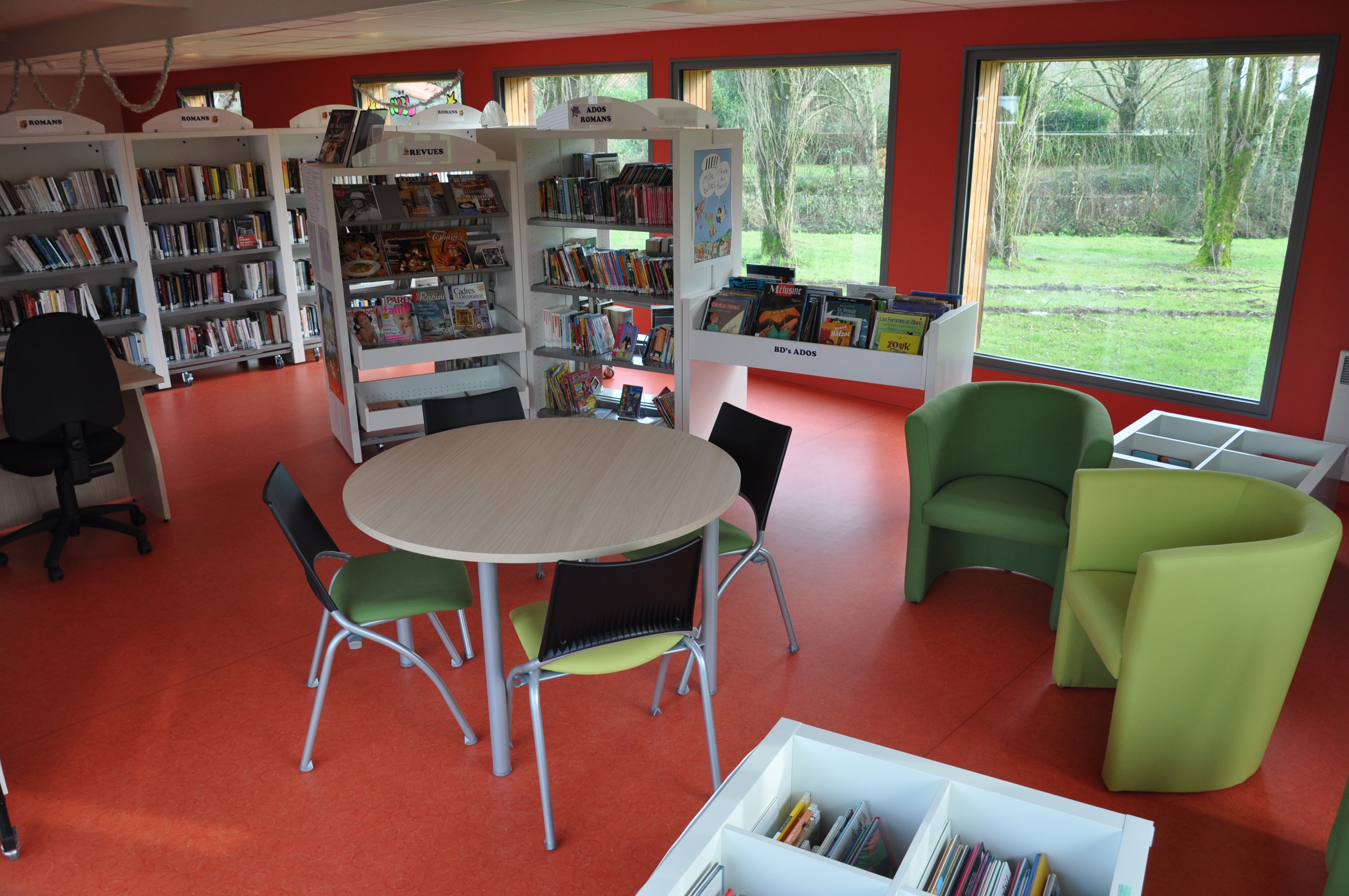 Intérieur de la bibliothèque municipale des Pineaux